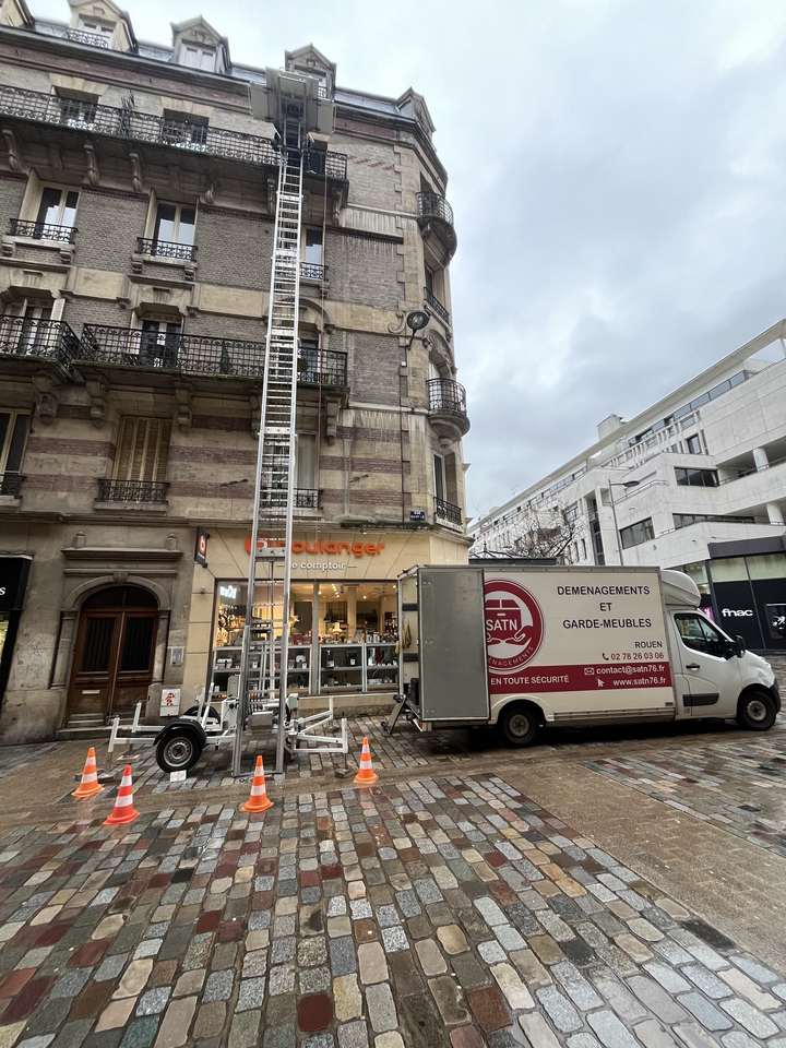 Monte-meuble SATN en action à Rouen